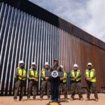 foto inedit metoda direct de la trump zidul dintre sua si mexic vopsit in negru ca sa se incinga si sa i impiedice pe imigranti sa l escaladeze 68a64e400306e