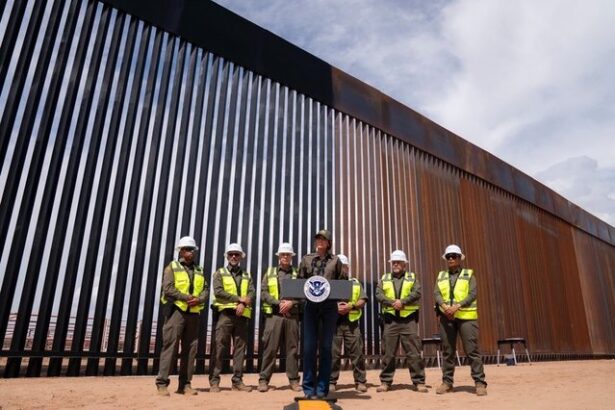 foto inedit metoda direct de la trump zidul dintre sua si mexic vopsit in negru ca sa se incinga si sa i impiedice pe imigranti sa l escaladeze 68a64e400306e
