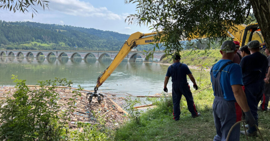 Prefectura Neamț: Au fost scoși din Lacul Izvorul Muntelui 300 de metri cubi de deșeuri, după viituri. Curățenia este departe de final. 1 foto prefectura neamt au fost scosi din lacul izvorul muntelui 300 de metri cubi de deseuri dupa viituri curatenia e departe de final 6894bf415548c