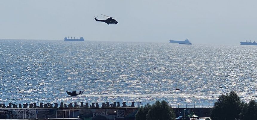 Pregătiri de Ziua Marinei 2025, pe faleza Cazinoului și în Portul Tomis: Elicoptere militare, vase și șalupele rapide ale Forțelor Navale și-au făcut deja apariția 1 foto pregatiri de ziua marinei 2025 pe faleza cazinoului si in portul tomis elicoptere militare vase si salupele rapide ale fortelor navale si au facut deja aparitia 68938103b81c9