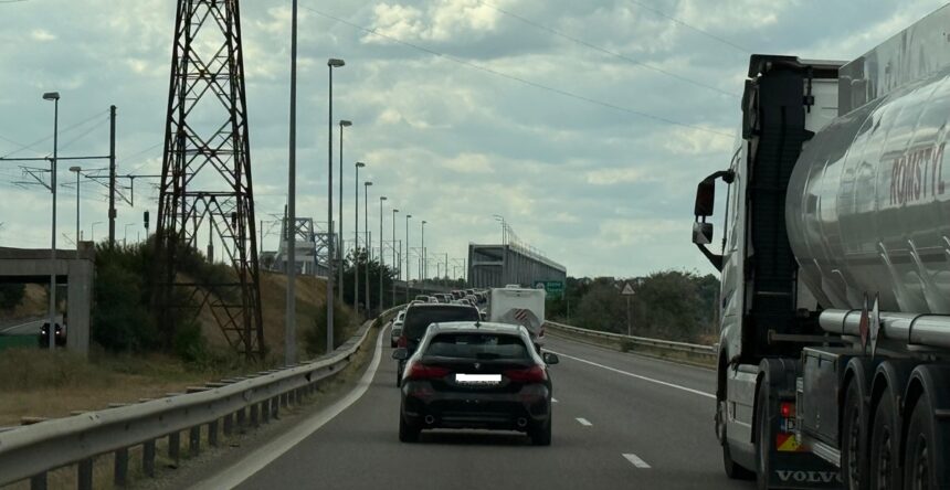 foto se circula bara la bara pe a2 dupa statia de taxare de la fetesti 68ab11d1c5cbe