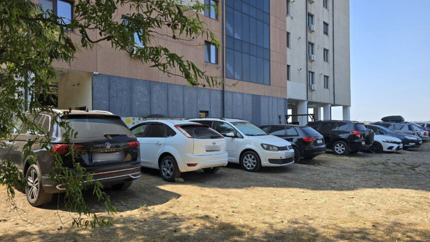 Spațiile verzi din Constanța și Mamaia au fost transformate în parcări GRATUITE pentru turiști 1 foto spatiile verzi din constanta si mamaia au fost transformate in parcari gratuite pentru turisti 6895ba8156e8d