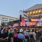 foto sute de constanteni si turisti asista la festivalul din mamaia in jurul scenei si al tribunelor cu spectatori in aceasta seara toate biletele au fost vandute 68aa031643913