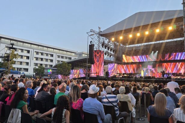foto sute de constanteni si turisti asista la festivalul din mamaia in jurul scenei si al tribunelor cu spectatori in aceasta seara toate biletele au fost vandute 68aa031643913
