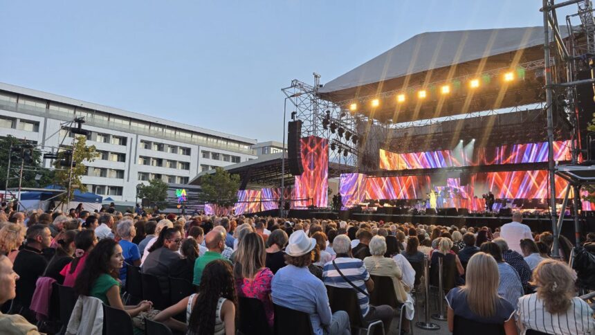 foto sute de constanteni si turisti asista la festivalul din mamaia in jurul scenei si al tribunelor cu spectatori in aceasta seara toate biletele au fost vandute 68aa031643913