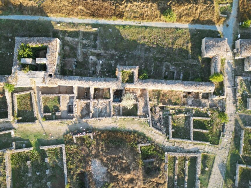foto tezaur descoperit de arheologi la cetatea histria monede antice si bijuterii din metale pretioase din perioada romana au fost scoase la lumina 68a9c934d7122