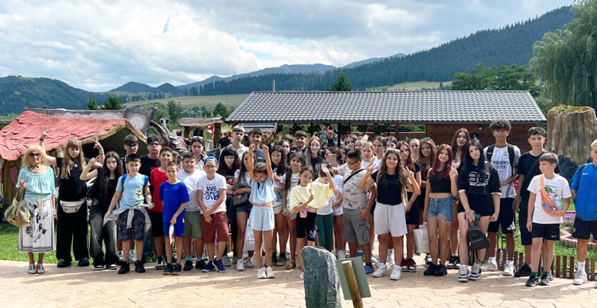 Tinerii din UDTTMR Medgidia, Valea Dacilor, Cobadin, Agigea, Eforie și Tuzla au participat la o tabără dedicată învățării limbii tătare. 1 foto tinerii din udttmr medgidia valea dacilor cobadin agigea eforie si tuzla au participat la o tabara dedicata invatarii limbii tatare 6891a657494ba