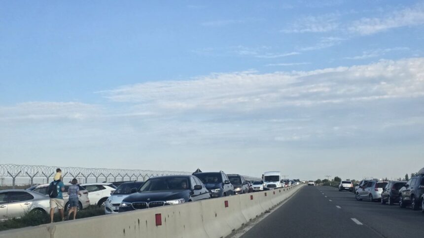 foto trafic de cosmar pe dn 2a spre aeroportul mihail kogalniceanu coloanele sunt de peste 5 km 688e45824b810