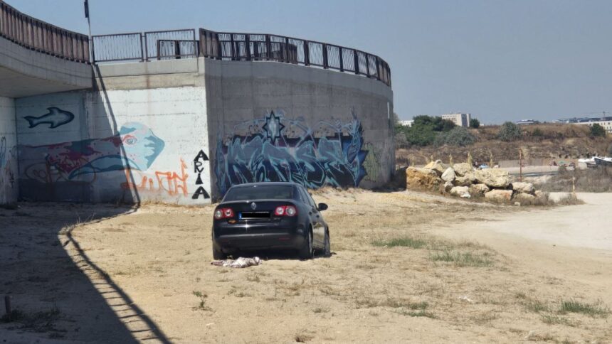 Turist străin, BLOCAT cu mașina pe plajă, în zona Santa Maria Bay! A primit și amendă 1 foto turist strain blocat cu masina pe plaja in zona santa maria bay s a ales si cu amenda 689db8a1b7b5b