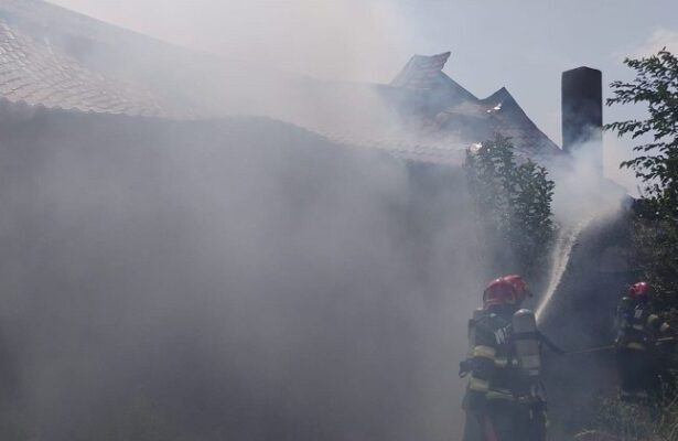 foto un incendiu violent a izbucnit la biserica evanghelica din orasul tandarei judetul ialomita 68a85d13289e9