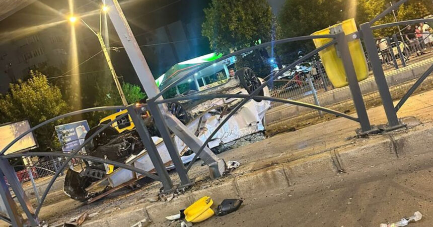 Un tânăr șofer a pierdut controlul mașinii și s-a răsturnat după ce a lovit un refugiu de tramvai în București. 1 foto un tanar sofer a pierdut controlul masinii si s a rasturnat dupa ce a lovit un refugiu de tramvai in bucuresti 68ad57c155472