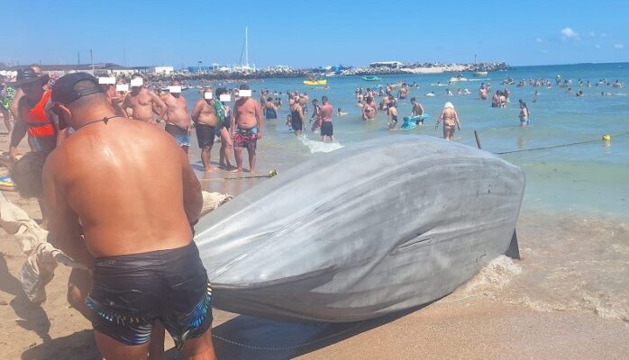 Un velier de mici dimensiuni s-a răsturnat la Eforie Nord. Salvamarii au intervenit. 1 foto un velier de mici dimensiuni s a rasturnat la eforie nord au intervenit salvamarii 68a1c9115526a