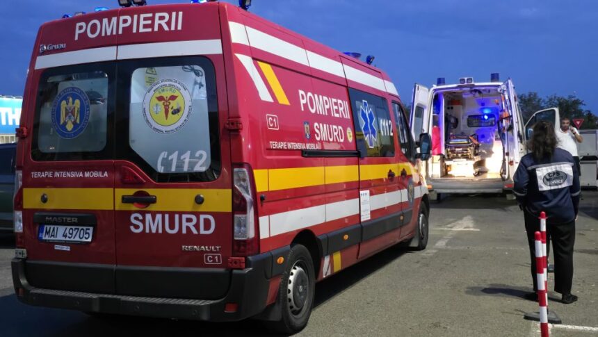 foto unei persoane i s a facut rau in parcarea de la carrefour tom constanta barbatului i se efectueaza protocolul de resuscitare 68b4848351f5f