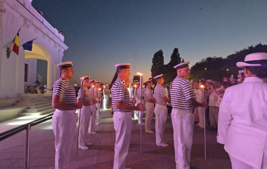 Constanța: Mii de constănțeni participă la ceremonia de retragere cu torțe a militarilor care încheie festivitățile dedicate Zilei Marinei 1 foto video constanta mii de constanteni participa la ceremonia de retragere cu torte a militarilor care incheie festivitatile dedicate zilei marinei 689f738886ec9