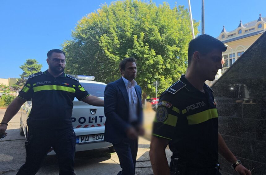 Cristian Radu a ajuns la tribunal! DNA Constanța cere arestarea primarului din Mangalia pentru că ar fi pretins și primit peste 600.000 de euro, afirmă anchetatorii. 1 foto video cristian radu a ajuns la tribunal dna constanta cere arestarea primarului din mangalia ar fi pretins si primit peste 600 000 de euro spun anchetatorii 68a71633c0d71