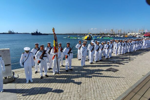 foto video mangalia imbraca straie de sarbatoare de ziua marinei 2025 sute de persoane prezente pe faleza portului turistic 689ed9018c9a5