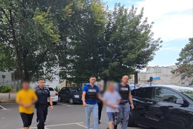 foto video suspectii in cazul persoanelor injunghiate pe strada dispensarului au fost adusi in fata instantei 68b44fc89539c