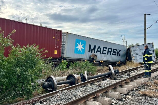 galerie foto incident feroviar la agigea doua vagoane deraiate unul rasturnat circulatia trenurilor constanta mangalia blocata 688c5929b9d74