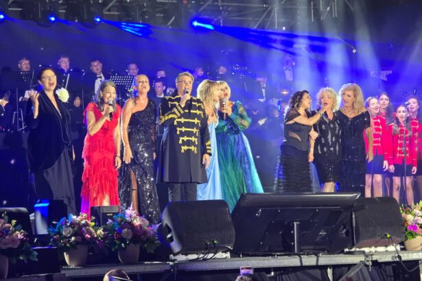 galerie foto prima zi a festivalului de la mamaia o adevarata sarbatoare la mal de mare florin mitroi de peste 60 de ani acest festival aduce bucurie si mandrie romanilor 68a9b1feea3a7