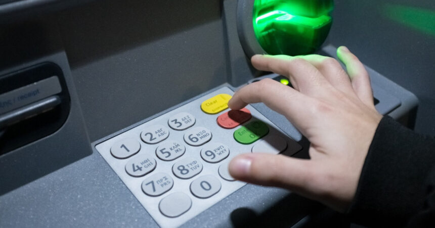 grecia bancile ar putea utiliza atm uri comune pentru a reduce costurile 6892d418b6cb1