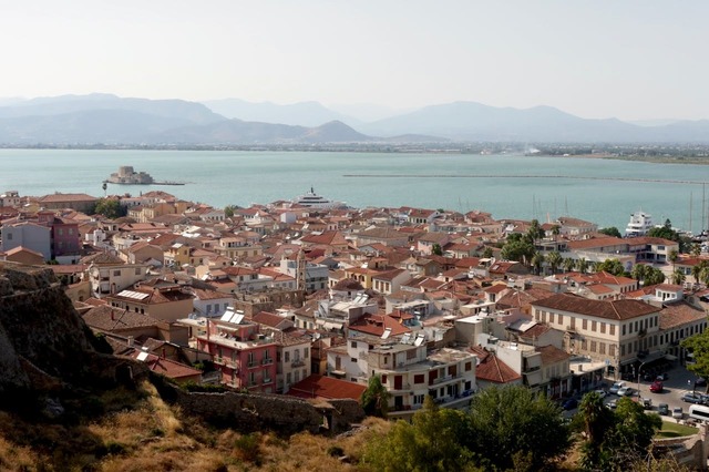 grecii aleg sa calatoreasca in strainatate pe masura ce preturile cresc in tara lor 68a76e13e9df6