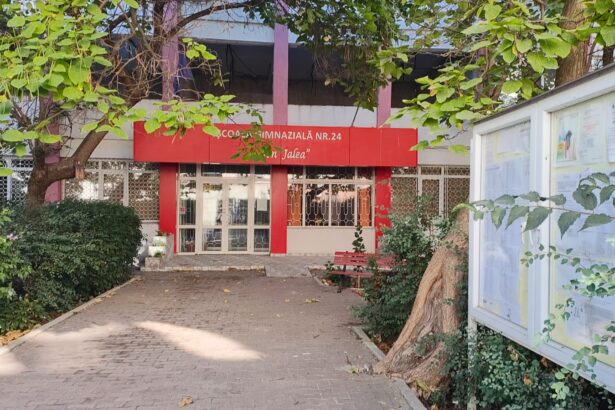 haos la inceput de an scolar elevii de la scoala gimnaziala nr 24 ion jalea relocati in palas parintii sunt revoltati ce spune seful isj constanta sorin mihai 68a844b7b90b4