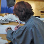 În timp ce Guvernul reduce numărul bugetarilor și cheltuielile, două grefiere și un șofer acționează în judecată DIICOT pentru diferențe salariale cu dobândă. 2 in timp ce guvernul reduce numarul bugetarilor si cheltuielile doua grefiere si un sofer se judeca cu diicot pentru diferente salariale cu dobanda 6893d892aa7ee