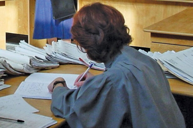in timp ce guvernul reduce numarul bugetarilor si cheltuielile doua grefiere si un sofer se judeca cu diicot pentru diferente salariale cu dobanda 6893d892aa7ee