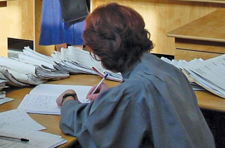 in timp ce guvernul reduce numarul bugetarilor si cheltuielile doua grefiere si un sofer se judeca cu diicot pentru diferente salariale cu dobanda 6893d892aa7ee