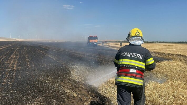 Incendiu între Lanurile și Ciocârlia: camionetă în flăcări, extinderea focului la vegetația uscată. 1 incendiu intre lanurile si ciocarlia o camioneta a luat foc iar flacarile s au extins la vegetatia uscata 68948c0c434ac