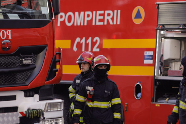 incendiu puternic de vegetatie uscata extins la un parc auto din buzau ard trei tir uri si doua microbuze 68ac539971a7b