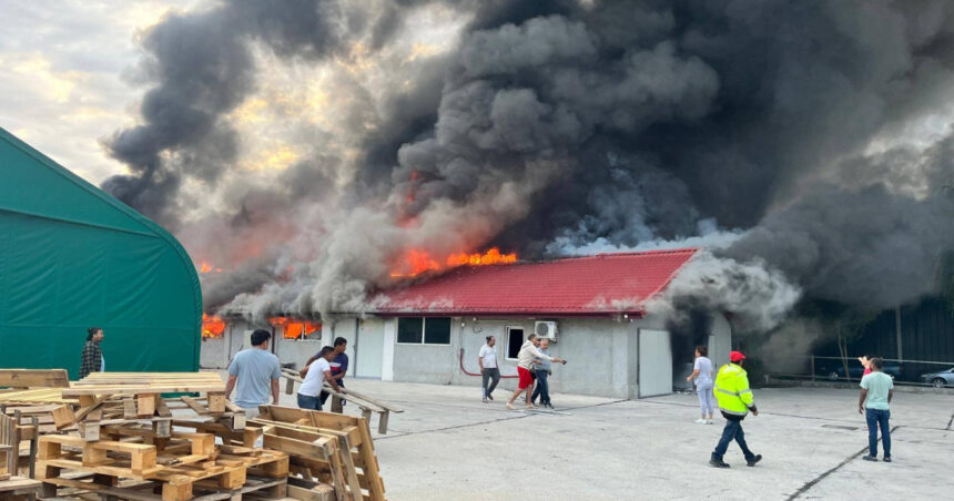 Incendiu puternic lângă Capitală: Depozit de mase plastice din Buftea cuprins de flăcări 1 incendiu puternic langa capitala un depozit de mase plastice din buftea a fost cuprins de flacari 68ac10c835aa3