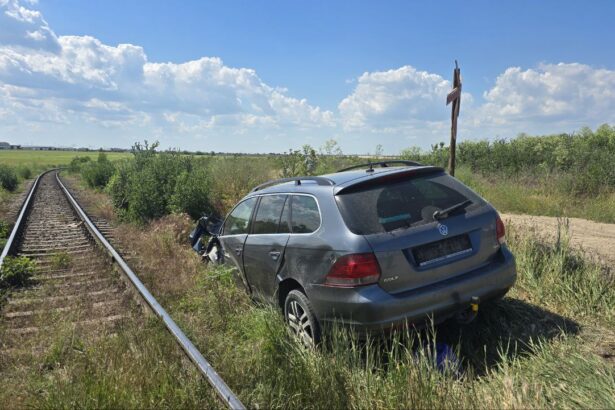 incident feroviar o masina a fost acrosata de un tren la targusor 688f7751daeea