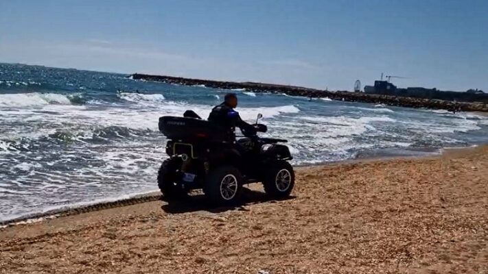 interventie a jandarmilor pe plaja din olimp in sprijinul salvamarilor 68a336b75bde5