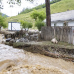 inundatiile din moldova sute de pompieri sunt in continuare la brosteni peste 1 000 de urgente doar in suceava de pe 27 iulie 6898e17b3bef3