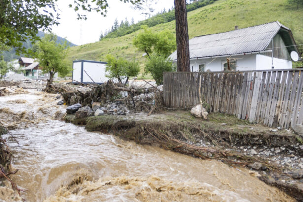 inundatiile din moldova sute de pompieri sunt in continuare la brosteni peste 1 000 de urgente doar in suceava de pe 27 iulie 6898e17b3bef3