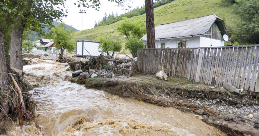 Inundațiile din Moldova: sute de pompieri continuă intervenția la Broșteni. Peste 1.000 de urgențe în Suceava din 27 iulie 1 inundatiile din moldova sute de pompieri sunt in continuare la brosteni peste 1 000 de urgente doar in suceava de pe 27 iulie 6898e17b3bef3