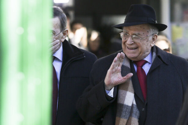 ion iliescu in cel mai important ziar american nu afemeiat nu iubitor nu s a imbogatit pe seama statului dar iubea prea mult puterea 6893765b71cb3