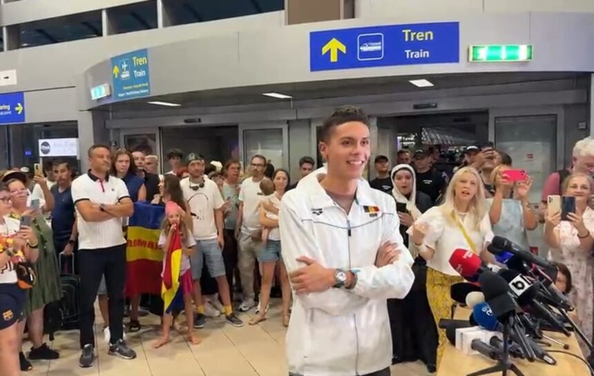Campionul David Popovici, întâmpinat pe Aeroportul Henri Coandă de oficialități, familie, prieteni, colegi și susținători 1 live campionul david popovici intampinat pe aeroportul henri coanda de oficialitati familie prieteni colegi si sustinatori 688fa8924bd28