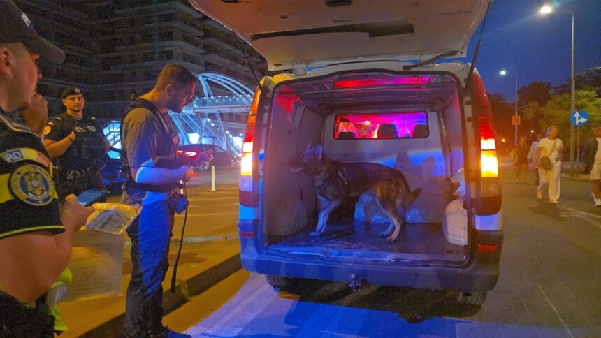 Șoferii din Mamaia, luați la întrebări de polițiștii din IPJ Constanța, cu participarea câinelui Ares din Poliția Brașov. 1 live foto video soferii din mamaia luati la intrebari de politistii din ipj constanta la actiune participa si cainele ares din politia brasov 68a0cc11455c1