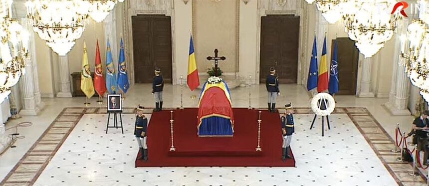 Mesajul emoționant al soției lui Ion Iliescu, scris pe o coroană de flori albe, după 74 de ani de căsătorie. 1 mesajul emotionant al sotiei lui ion iliescu scris pe o coroana de flori albe cei doi au fost casatoriti 74 de ani 68931b0614bb2