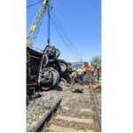 misiune dificila la agigea muncitori si macarale grele mobilizati pentru repunerea pe sine a vagoanelor deraiate 688f857a39d68