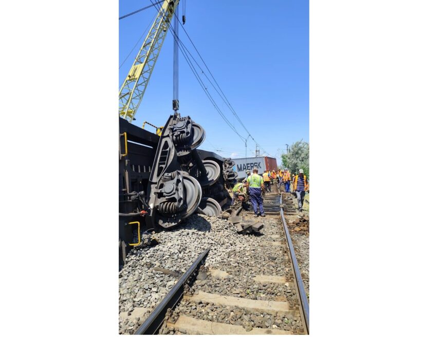misiune dificila la agigea muncitori si macarale grele mobilizati pentru repunerea pe sine a vagoanelor deraiate 688f857a39d68