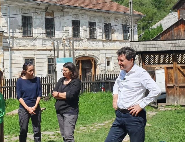 nicusor dan alaturi de familie despre exploatarea aurului la rosia montana foto 68a361018411b