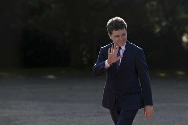 nicusor dan s a dus la guven si a intrat in sedinta coalitiei unde sunt discutate noile masuri fiscale 68adc647d7b52
