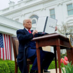 noile tarife americane lovesc de astazi zeci de tari trump promite ca vor curge miliarde in sua 68949d28b93ca