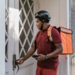 Creșterea numărului de persoane care aleg să gătească sau să comande mâncare acasă afectează restaurantele, dar aduce beneficii pentru supermarketuri și platformele de livrare. 3 numarul persoanelor care aleg sa gateasca sau sa comande mancare acasa a crescut schimbarea afecteaza restaurantele insa aduce castiguri pentru supermarketuri si platformele de livrare 68a6dde907ba5