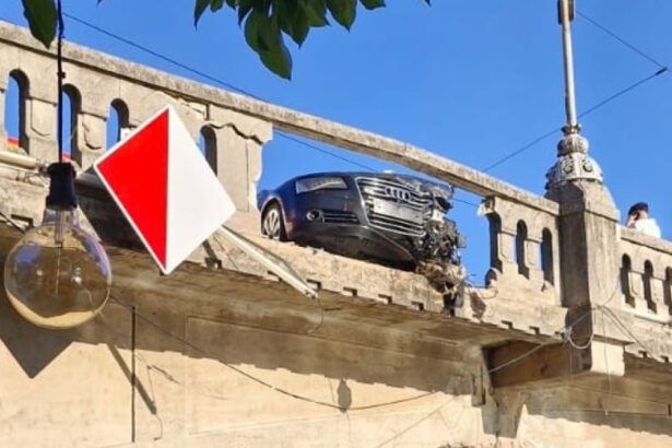 o masina a rupt balustrada si a fost aproape de a cadea in raul bega de pe un pod din timisoara accidentul posibil facut intentionat 68978c735e00e