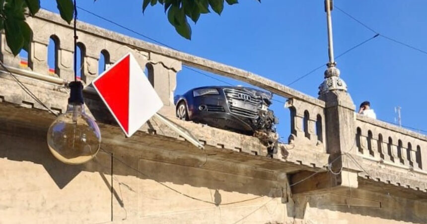 o masina a rupt balustrada si a fost aproape de a cadea in raul bega de pe un pod din timisoara accidentul posibil facut intentionat 68978c735e00e
