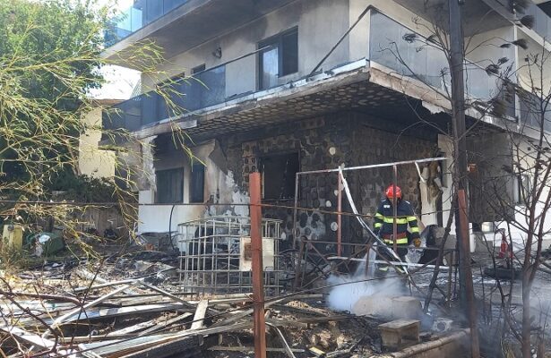 o rulota a luat foc in mamaia nord incendiul s a extins la un apartament de bloc 68a32521750cf